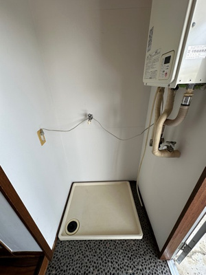 【展望】 | ニシキハイツ | 玄関横にある洗濯機置き場です♪防水パンが付いているので万が一の漏水にも安心です！