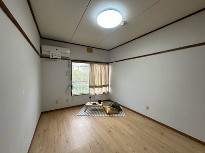 【洋室】 | ニシキハイツ | 南東向き洋室6帖☆エアコン付きで1年中快適に過ごせますね！洋室なのでお手入れもラクラク～♪室内物干しがあるので雨の日やお出掛け時の室内干しにとても便利☆