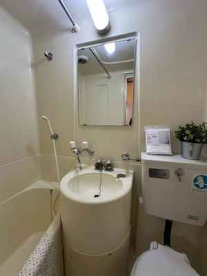 【洗面所】 | ニシキハイツ | バスルームにある洗面台です！鏡の前で身支度ばっちりできちゃいます◎