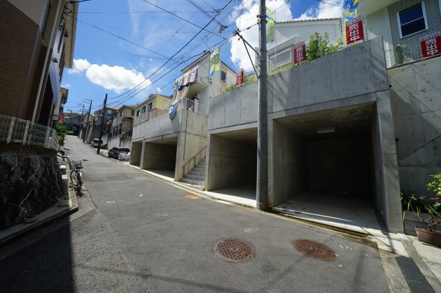 保土ヶ谷区瀬戸ヶ谷町　全３棟新築戸建ての前面道路含む現地写真