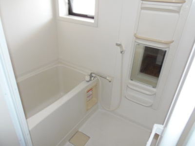 【浴室】 | ファミール富士見 | 窓を開けて換気も出来ます！
『ファミール富士見』