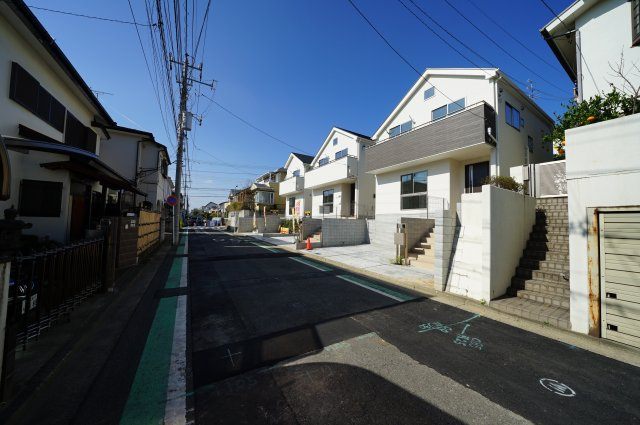 保土ヶ谷区新桜ヶ丘２丁目　全３棟新築戸建ての前面道路含む現地写真