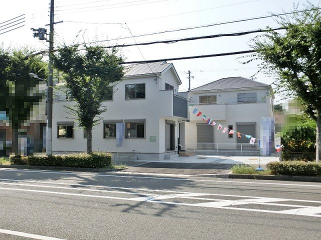神戸市西区北別府3号棟　新築戸建の前面道路含む現地写真|間口が広い敷地です