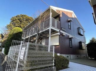 【外観】 | 小田急線「生田」駅にアクセス可能な最寄りバス停より徒歩1分！バス利用でお出かけもスムーズに☆閑静な住宅地にある2階建てアパートです♪