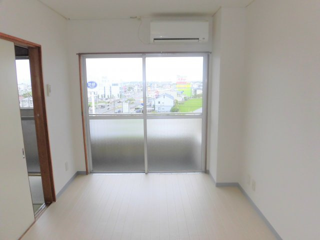 説田ビルの洋室