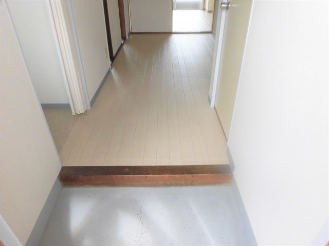 説田ビルの玄関