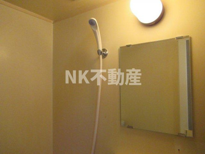 【浴室】 | エアリーコート小阪（八戸ノ里賃貸） | お風呂に鏡があります