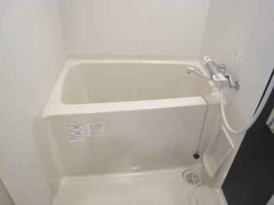 【浴室】 | プラテリーアⅢ | 広々バスタブで一日の疲れをとれます