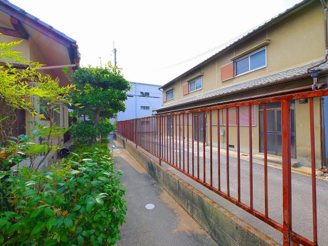 奥野貸家のその他共用部分|この小道を通って各お部屋に行けます。