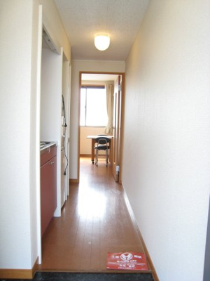 【その他共用部分】 | ブルーアイズ | 電子レンジ・冷蔵庫つき。収納棚もあります。