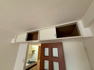 【収納】 | ロイヤルハイツ東海大前 | 洋室7.2帖のお部屋にある吊り戸棚です☆収納が上部にあるのでお部屋を広く使えます♪
