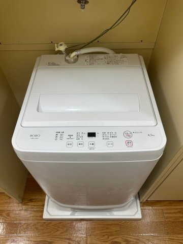 【玄関】 | ロイヤルハイツ東海大前 | シューズボックス横にある室内洗濯機！上部には便利な棚付きです♪