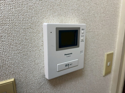 【セキュリティ】 | ロイヤルハイツ東海大前 | 防犯対策に有効なカメラ付インターホン完備♪事前に来訪者の確認が出来るので慌てませんね♪
