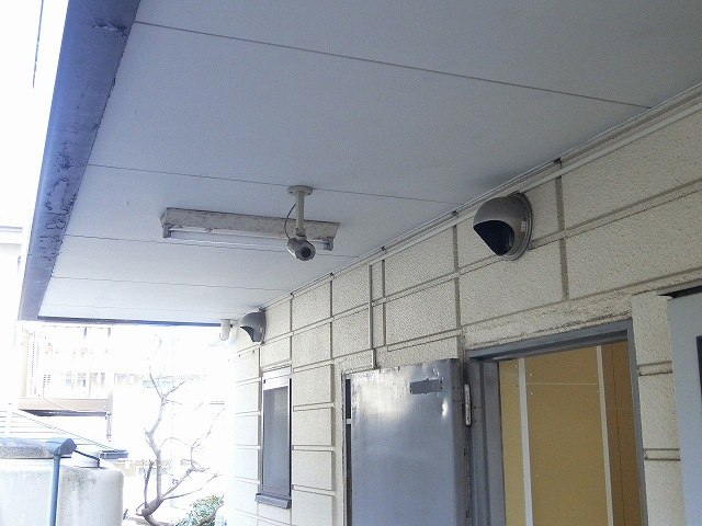【エントランス】 | ロイヤルハイツ東海大前 | 共用部にある防犯カメラです！夜遅くに帰宅する時も、お出かけ時でも安心ですね♪