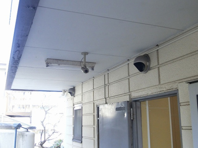 【エントランス】 | ロイヤルハイツ東海大前 | 共用部にある防犯カメラです！夜遅くに帰宅する時も、お出かけ時でも安心ですね♪