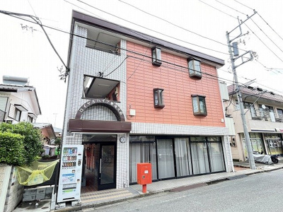 【外観】 | ロイヤルハイツ東海大前 | 小田急線「東海大学前」駅まで徒歩1分！便利な立地の3階建てマンションです♪駅近のお部屋をお探しの方におすすめ☆