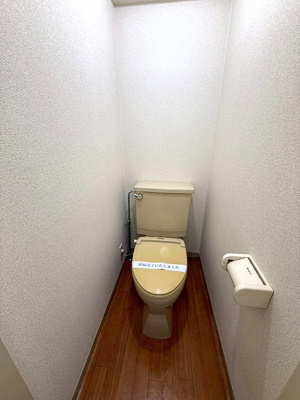 【トイレ】 | ロイヤルハイツ東海大前 | 人気のバス・トイレ別です♪トイレが独立していると使いやすいですよね！冬に特に嬉しい暖房便座機能も完備☆
