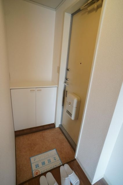 ファミールカーサの玄関|参考、同建物・反転間取りの号室