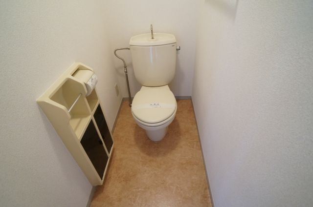 ファミールカーサのトイレ|参考、同建物・反転間取りの号室