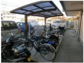 【その他共用部分】 | 屋根付きの駐輪場で雨が降っても大切な自転車が濡れなくてすみます♪荷物が重いときに自転車があれば助かりますね！