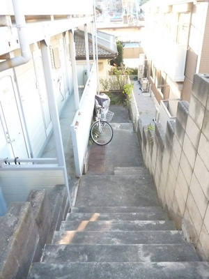 【その他共用部分】 | ロイヤルハイツⅢ | 共用廊下です♪玄関前は雨に濡れずにお部屋に入ることができ、荷物が多い日も安心ですね☆