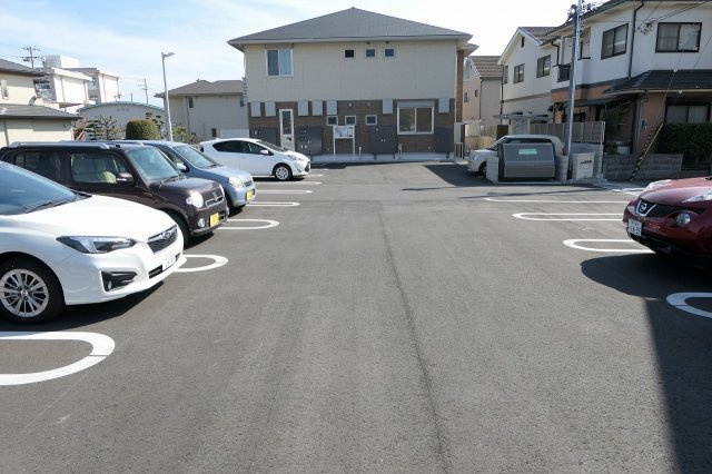 ローヤルヴィラ勝原の駐車場