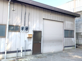 【外観】 | 新吉田町5157-2C貸工場・貸倉庫 | 出入口は便利なシャッター付き