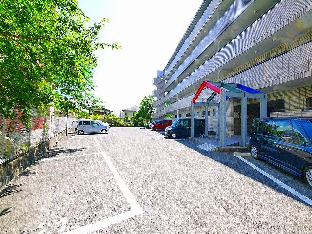小泉サンハイツの駐車場