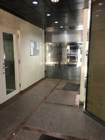 東英小川町ビルのロビー