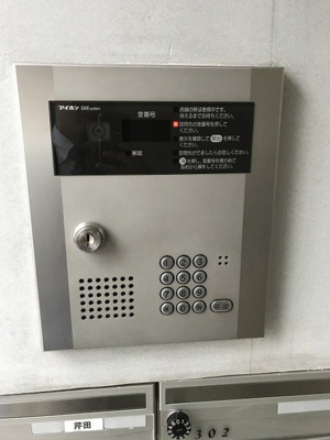 【エントランス】 | le chat/ルシャ | 防犯対策に有効なオートロック付きのエントランスです！一人暮らしの方も安心ですね♪