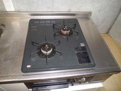 【キッチン】 | le chat/ルシャ | ※参考写真※2口コンロ付きのシステムキッチンです☆複数の調理を同時にできるので時短にもGOOD！自炊生活で楽しく健康に☆