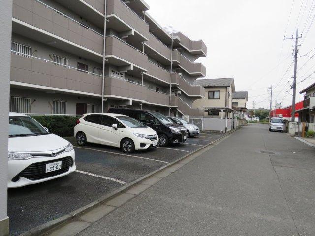 コスモ川越西の駐車場