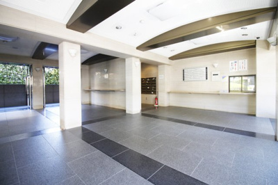 【エントランス】 | グラン・ドムール宇治木幡 | 広々としたスタイリッシュなエントランスです。