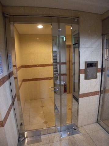 ACTY新町（アクティシンマチ）　BRAVI不動産のエントランス|【ACTY新町】毎日通るエントランスはこのようになっています