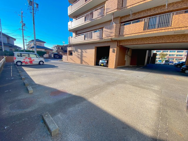 イーストタウンの駐車場