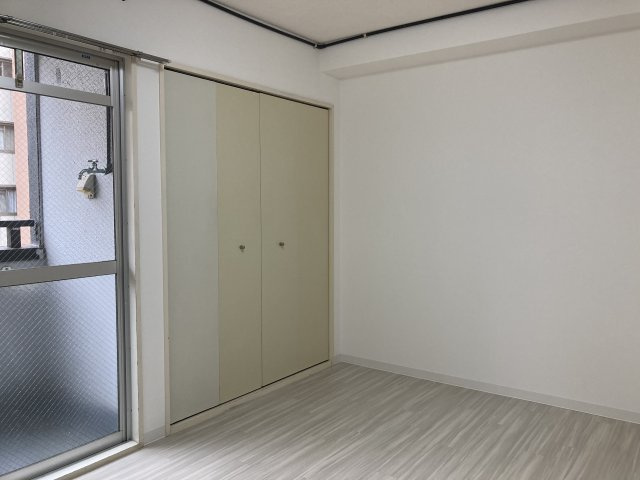 タカミビルの洋室