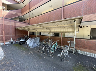 【その他共用部分】 | 屋根付きの駐輪場で雨が降っても大切な自転車が濡れなくてすみますね♪駅まで自転車もおすすめです！