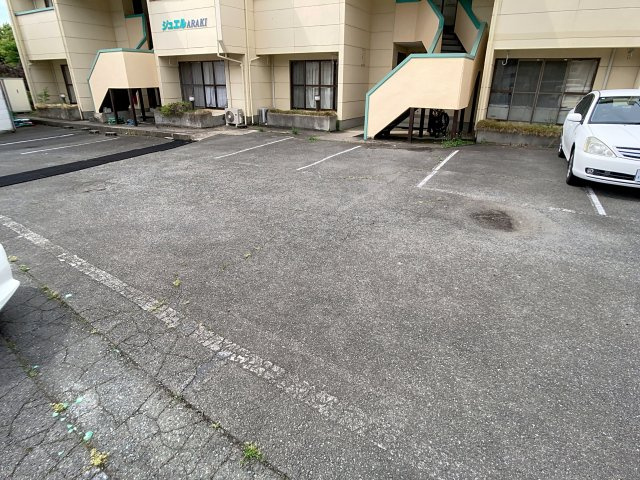 ジュエルARAKIの駐車場