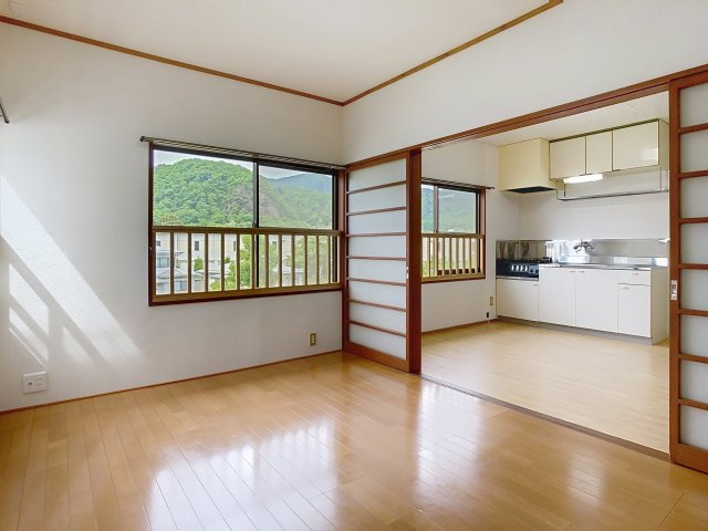 ジュエルARAKIの居間・リビング