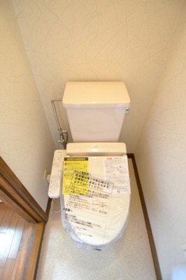 【トイレ】 | シャトリエＦ | 温水洗浄暖房機能便座・収納棚有り