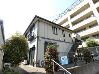 【外観】 | スーパーが近くてお買い物に便利な立地の2階建てアパートです！東横線「大倉山」駅・ブルーライン「新羽」駅まで徒歩圏内☆