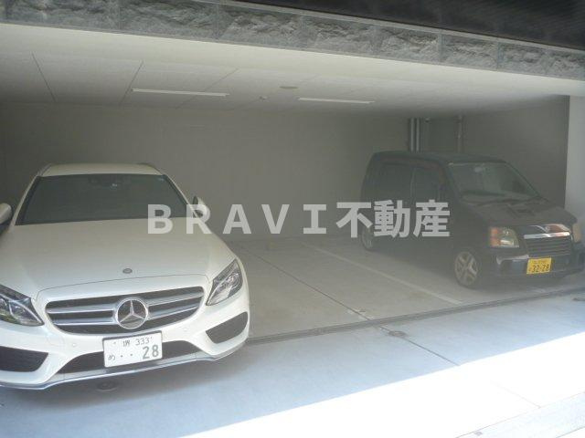 プレサンス松屋町グレース　BRAVI不動産の駐車場|車をお持ちの方に嬉しい駐車場付きの物件です