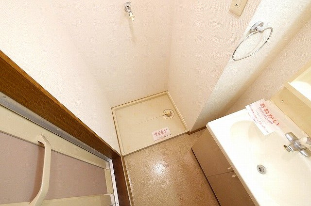 プレミール加茂Ａの洗面所|脱衣スペースとしても利用できます