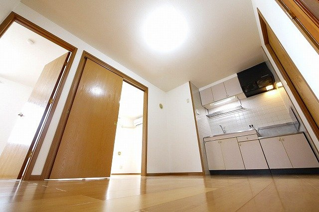 プレミール加茂Ａの居間・リビング|ゆとりあるお部屋です。