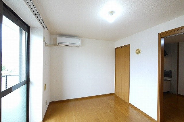 プレミール加茂Ａの洋室|テレビやテーブルを置いてもいいですね。