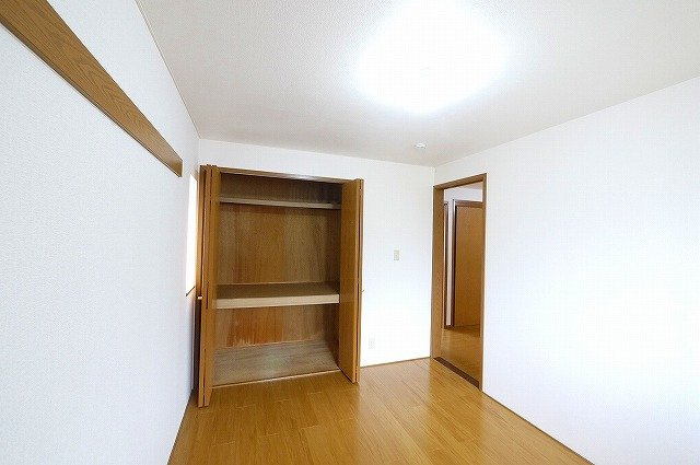 プレミール加茂Ａの洋室|大きな収納のあるお部屋ですよ。