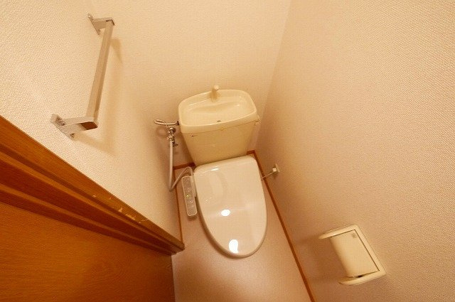 プレミール加茂Ａのトイレ|ウォシュレット付きトイレです。