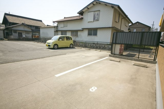 ソレイユ知多の駐車場