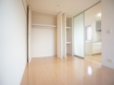 【洋室】 | ラ・フォルトゥーナＤ | お部屋がスッキリ！充実収納付きです♪