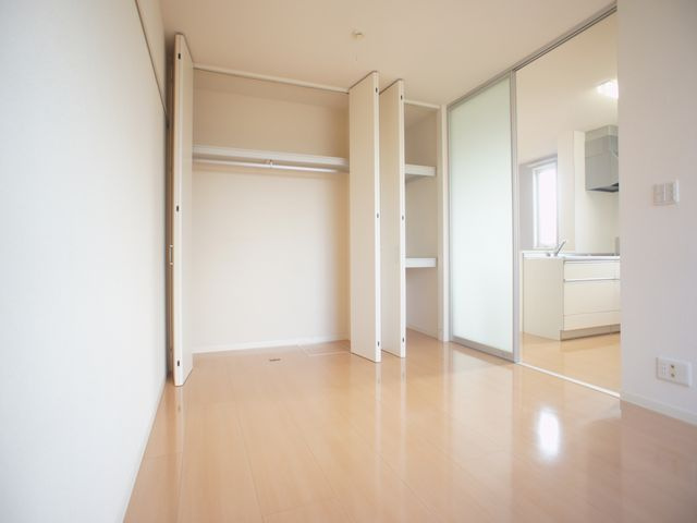【洋室】 | ラ・フォルトゥーナＤ | お部屋がスッキリ！充実収納付きです♪